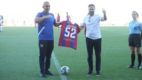 Treinador do Famalicão faz 52 anos e teve direito a prenda... do Chaves