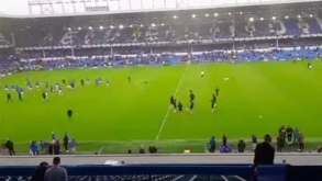 Sporting aquece em Goodison Park sob chuva e... 14 graus