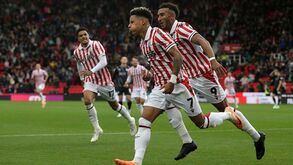 André Vidigal brilha na estreia pelo Stoke City: bis em cinco minutos e goleada