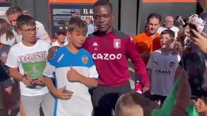 Insólito: adeptos do Valencia confundiram adepto com jogador do Aston Villa e a cena foi surreal