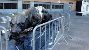 Estátua da Pantera vandalizada: encapuzados nas imagens