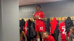 Jogador do Swindon Town deixa todos de boca aberta na praxe do novo clube