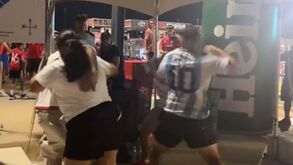 Cenas de pancadaria entre adeptos mancham jogo de Messi