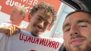 Kökçü reencontra jovem fã: «Assinou-me a camisola!»