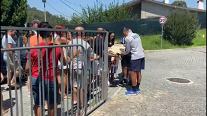 Sérgio Conceição distribui autógrafos e tira fotografias com adeptos depois da conferência no Olival