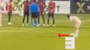 'Malandrice' de Messi viraliza: argentino ajeitou a bola 5 vezes antes de marcar de livre
