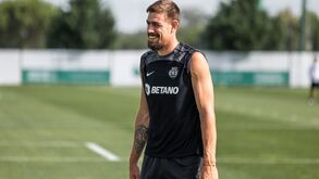 Coates apto com proteção no joelho direito