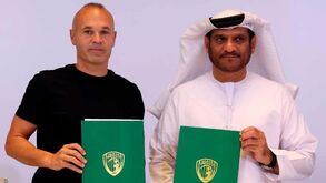 Iniesta a caminho dos 40: Dos elogios de Scholes à vontade de continuar a brilhar