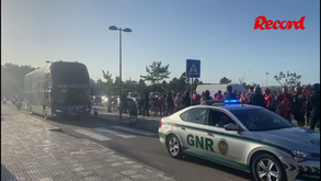 Forte assobiadela dos adeptos do Benfica à chegada do autocarro do FC Porto ao Municipal de Aveiro