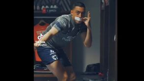 O teatrinho de Funes Mori: Jogador goza com guarda-redes do Tigres