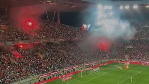 Chuva de tochas após o golo de Di María na Supertaça
