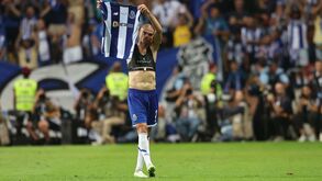 Pepe é expulso e à saída do relvado mostra a camisola do FC Porto para a zona dos adeptos do Benfica