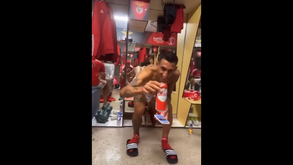 Otamendi mostra festa no balneário do Benfica e brinda com Di María: «O dos golos importantes!»