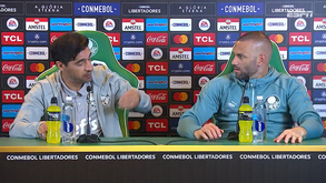 «Senta-te direito, pá!»: Abel Ferreira surpreende guarda-redes do Palmeiras na sala de imprensa