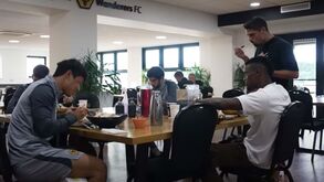 Wolverhampton mostra almoço de jogadores e à mesa está sentado Gonçalo Guedes 