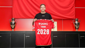 As imagens do momento em que Trubin assinou pelo Benfica