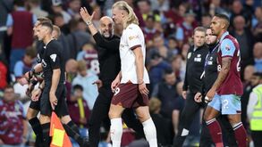Nem os golos lhe valeram: Haaland levou 'puxão de orelhas' de Guardiola ao intervalo do Burnley-Man. City
