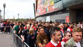 Confusão antes do Arsenal-Nottingham: jogo começou atrasado e a explicação estava... na entrada