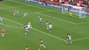 O golaço de Bukayo Saka frente ao Nottingham que fez levantar o Emirates