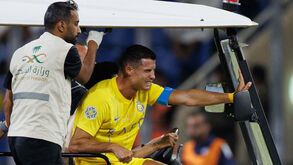 Cristiano Ronaldo lesionou-se e deixou relvado com expressão de dor