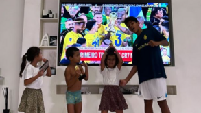 Georgina vê vitória de Cristiano Ronaldo pela CMTV acompanhada pelos filhos