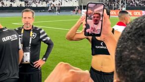 Nem a lesão trava Tiquinho Soares: jogador junta-se à festa do Botafogo no relvado mas de forma... alternativa