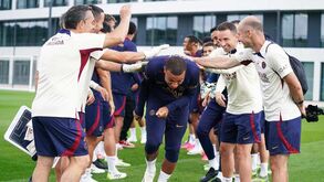 Mbappé perdoado e Dembelé em estreia: as imagens do treino do PSG