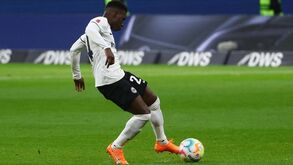 Aurélio Buta foi titular e fez assistência na goleada do Eintracht Frankfurt