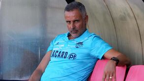 Fez falta, exagerou nos protestos e viu dois amarelos... em segundos: Bruno Langa expulso no Rio Ave-Chaves