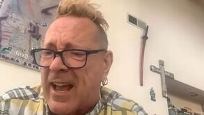 John Lydon e a espera antes de subir ao palco: «É como uma cama de pregos de luxo...»