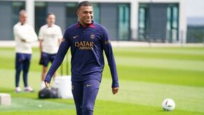Mbappé já sorri mas novela está longe do fim: não renova e até perde dinheiro para poder jogar