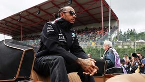 Lewis Hamilton deixa recado à FIA: «Só há homens desde que estou na Fórmula 1...»