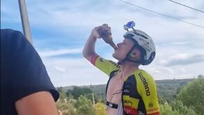 Ciclista austríaco bebe mini de 'penálti' durante etapa da Volta a Portugal