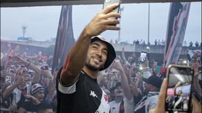 Isto é futebol... brasileiro: Payet recebido como herói pelos adeptos do Vasco da Gama