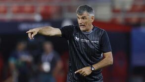 Treinador do Sevilha critica clubes sauditas: «Enganam os jogadores...»