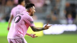 A mais de 30 metros da baliza... e cá vai disto: Messi com mais um golo de levantar o estádio pelo Inter Miami