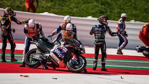 Miguel Oliveira: «Fui atingido de ambos os lados, quase caí e não consegui fazer mais...»