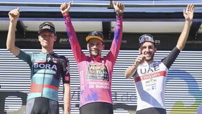 Primoz Roglic (ao centro) com o russo Aleksandr Vlasov (esquerda) e o britânico Adam Yates (direita) no pódio