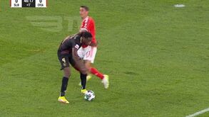 Benfica-Estrela: Di María pediu penálti neste lance, árbitro mandou jogar