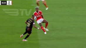 Árbitro marcou penálti para o Estrela neste lance mas reverteu a decisão após consultar as imagens