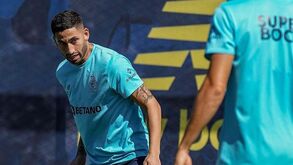 Alan Varela soma pontos na luta com Grujic