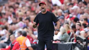 Klopp aos gritos com adeptos do Liverpool: «Podem parar de cantar essa merda?»