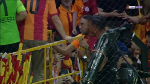 Ziyech 'disfarçou-se' e foi apresentado no Galatasaray... no meio da claque