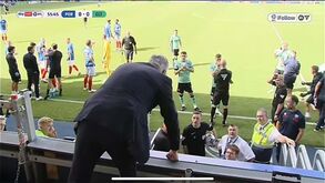 Insólito: dois árbitros lesionam-se e adepto acaba como auxiliar em jogo da League One