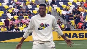 Estrela da NBA faz celebração de Cristiano Ronaldo antes de jogo de... Leo Messi