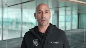 Luis Rubiales lamenta polémico beijo a Jenni Hermoso: «Cá fora parece ter havido um tumulto...»