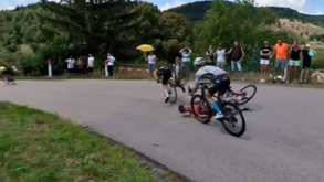 A assustadora queda que marcou a penúltima etapa do Tour: Bilbao quase passou por cima da cabeça de Rodríguez