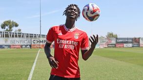 Benfica contrata defesa central maliano de 19 anos