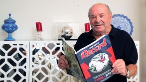 António Simões já 'joga' na Liga Record: este é o onze da velha glória do Benfica