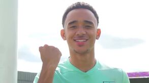 Teletubbies, Backstreet Boys e agora... Barbie: Burnley volta a inovar para apresentar reforço